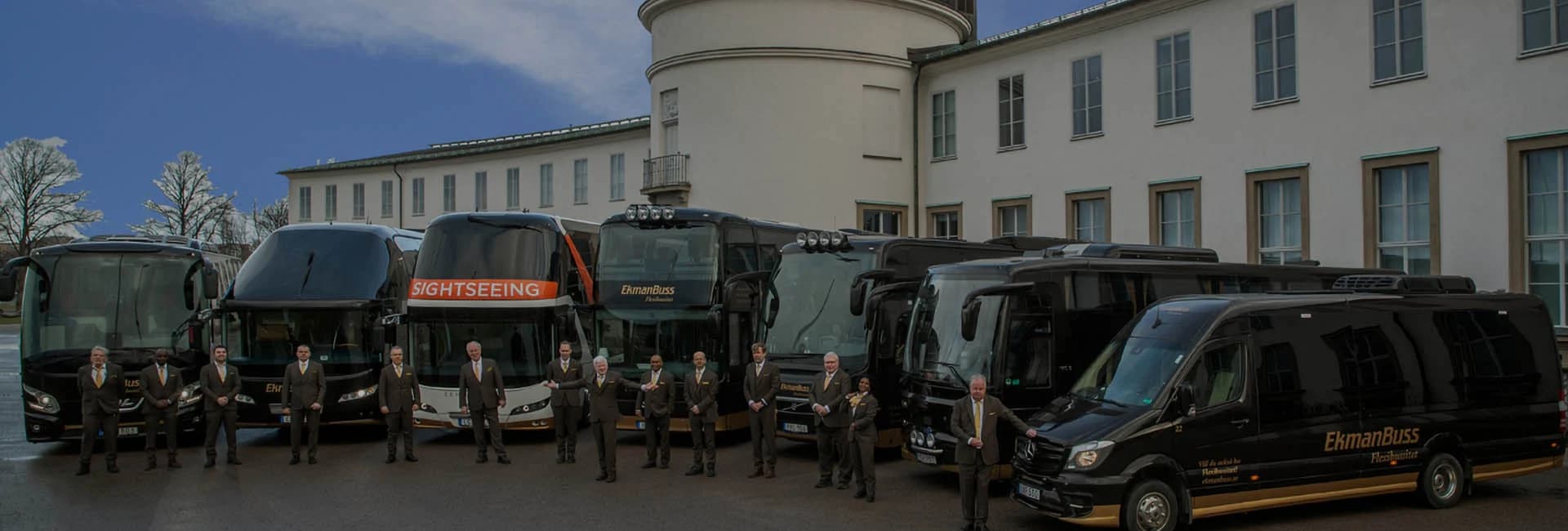 Moderner weißer Reisebus in grüner Umgebung außerhalb von Stockholm.
